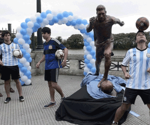 Messi được dựng tượng tại thủ đô Argentina