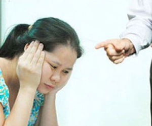 Nàng dâu hỗn xược không cho bố chồng bế cháu và bắt ăn bát riêng
