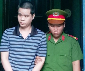 Nhóm thanh niên dùng rìu chém gục đối thủ trong quán bar