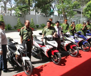 Bàn giao 100 môtô cho cảnh sát để săn bắt cướp