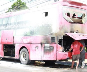 Xe giường nằm chở 30 khách bốc cháy trên đường