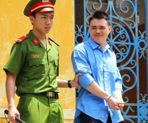 Chồng giả nhân viên điện lực, đột nhập vào nhà sát hại vợ cũ