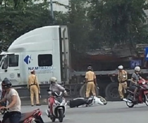 Chống lệnh CSGT, lái xe container bỏ trốn như phim hành động