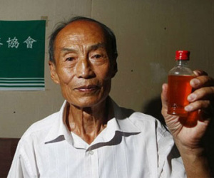 Cụ ông uống nước tiểu suốt 23 năm để chữa bệnh