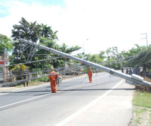 Hoảng hốt vì cột điện cao thế bật gốc chắn ngang đường