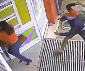Kẻ bịt mặt dùng mã tấu chém gục người phụ nữ trước nhà