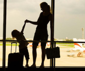 Để con nhổ nước bọt vào hành khách, một phụ nữ bị cấm bay