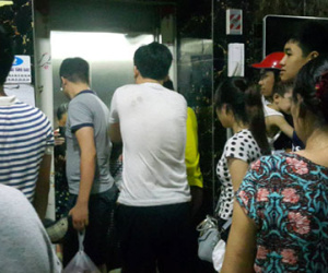Hết kẹt, rơi tự do đến ngập... nước, người dân hoảng sợ thà đi bộ chứ không dùng thang máy chung cư