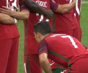 Khoảnh khắc độc: Ronaldo núp sau lưng đồng đội xem đá penalty