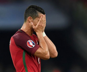 Ronaldo cười thẹn, may Bồ Đào Nha còn có Renato Sanches