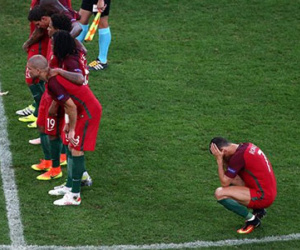 Ronaldo núp lưng đồng đội: Ai diễn giỏi hơn CR7?