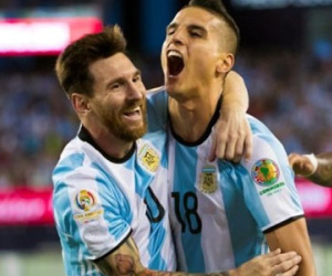 SO SÁNH Ronaldo và Messi: Ai xuất sắc hơn trong màu áo ĐTQG?