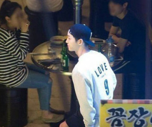 Song Joong Ki bị đồn đi bar cùng diễn viên dính án hiếp dâm