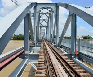 Tàu chạy thử trên cầu Ghềnh trước ngày khánh thành