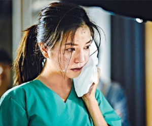 Triệu Vy bầm mắt vì bị Cổ Thiên Lạc "tát" trên phim trường