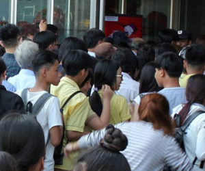 Xếp hàng 3 tiếng chờ vào TTTM mới khai trương ở Sài Gòn