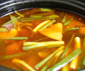 Bắt người chồng tạt nồi nước lẩu vào vợ