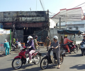 Cháy tiệm mua bán xốp sát nhà bán gas, 2 ô tô bị thiêu rụi