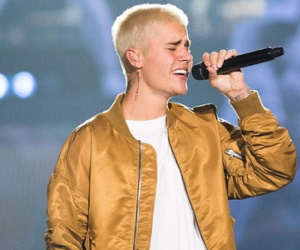 Đá nước vào vũ công, Justin Bieber trượt ngã dập mông trong concert