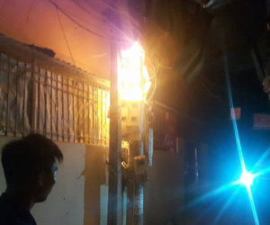 Hà Nội: Hoảng loạn vì cột điện bất ngờ bốc cháy dữ dội