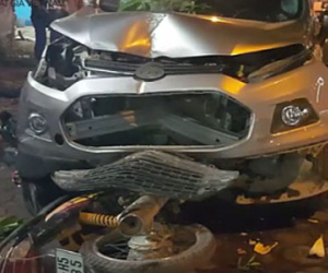 Hà Nội: Ô tô điên đâm trọng thương 1 phụ nữ, nát 3 xe máy, gẫy 1 cây hoa sữa