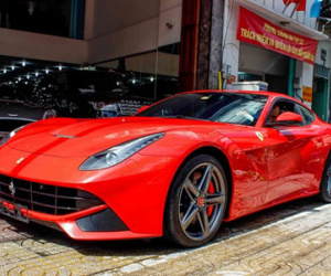 Siêu xe Ferrari F12 nhập từ Dubai về Việt Nam