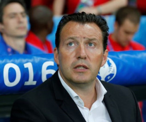 Thua sốc Wales, HLV Wilmots và thủ môn Courtois chỉ trích nhau