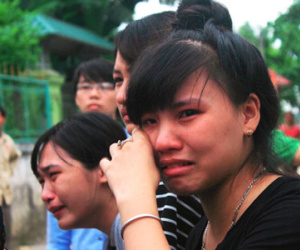 Bạn bè, người thân vật vã bên quan tài nữ sinh bị lũ cuốn