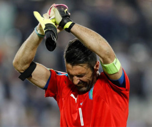 Buffon rớt nước mắt nhìn Đức vào bán kết
