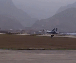 Phi công Nga biểu diễn lái Su-27 bay cách mặt đất 1 m