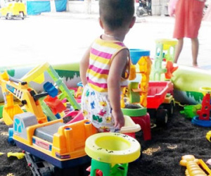 Chơi xúc cát, bé 4 tuổi suýt bị thủng màng nhĩ