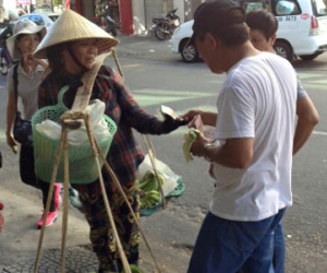 Đà Nẵng: Bức xúc vì du khách Trung Quốc “ăn cướp” của cả người bán rong