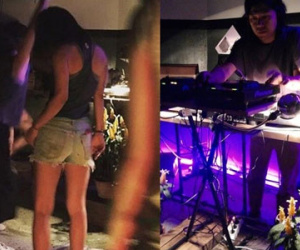 Lee Hyori mặc thoải mái xem chồng chơi DJ ở bar