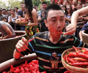 Người đàn ông ăn một lúc hết 47 quả ớt cay xé