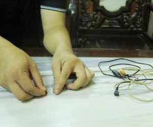 Thí sinh dùng tai nghe, cài thiết bị thu phát quanh người