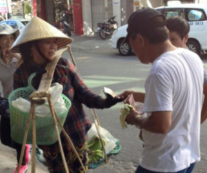 Công an điều tra vụ du khách Trung Quốc thô lỗ với người bán hàng rong