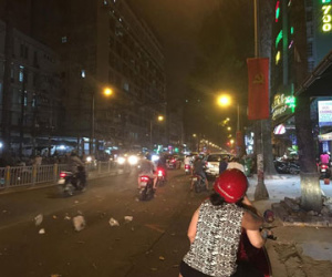 Gió xoáy quật người đi xe máy té ngã ở Sài Gòn