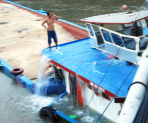 Gần chục người nhảy khỏi xà lan đâm vào cầu ở TP HCM