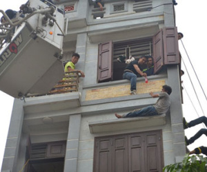 Hà Nội: Giải cứu thành công người đàn ông nhảy lầu tự tử