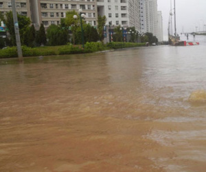Hà Nội: Sau mưa lớn, chung cư Dương Nội lại thành... "ốc đảo"
