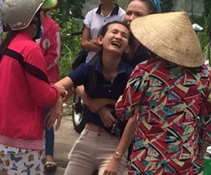 Vợ gào khóc bên thi thể chồng bị xe tải cán ở Sài Gòn