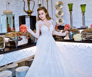 "Bà Tưng" Huyền Anh khoe ngực gợi cảm với váy cưới