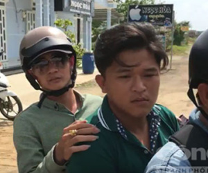 Bị kề dao vào cổ, thiếu nữ quỳ lạy bạn trai mới quen trong rừng cao su vắng