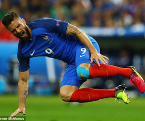 Giroud dính chấn thương, nguy cơ lỡ trận bán kết với Đức