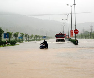 Nhiều khu vực ở Hạ Long ngập sâu trong biển nước