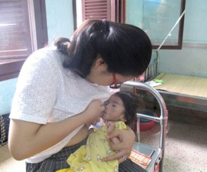 Nhiều mẹ tự nguyện đến viện cho bé 14 tháng nặng 3,5kg bú