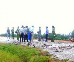 Sau cuộc nhậu, bé gái bị nhóm trai làng đưa ra bờ đê hãm hiếp