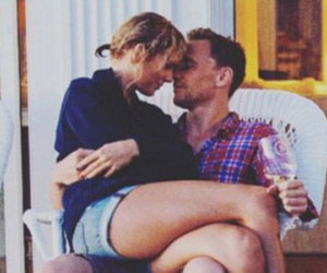 Taylor Swift âu yếm ngồi trên đùi Tom Hiddleston