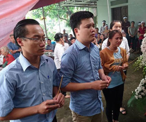 Trao bằng tốt nghiệp cho nữ giám thị bị tài xế taxi sát hại