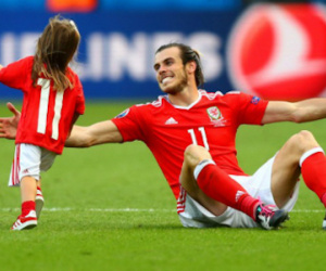 UEFA cấm cầu thủ Xứ Wales mang con xuống sân ăn mừng